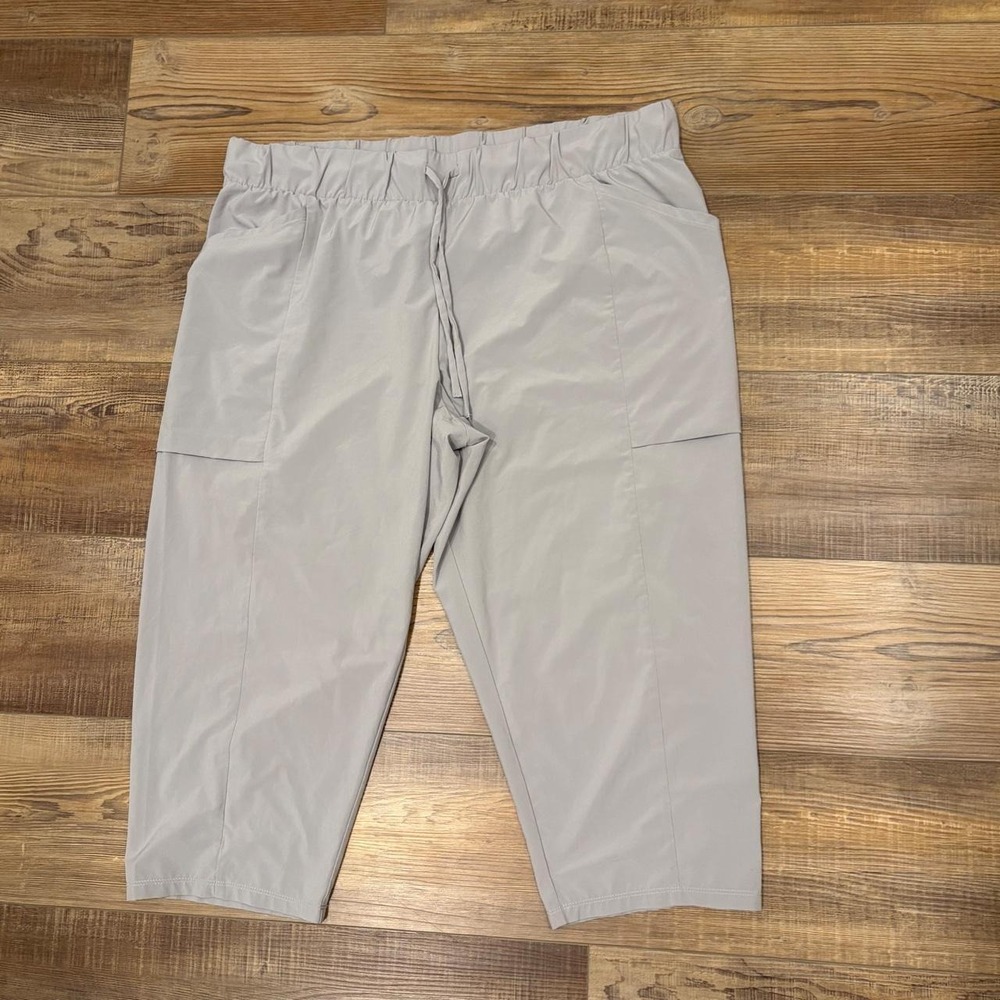 All In Motion relaxed Comfy fit Gray polyester & spandex cropped with pockets